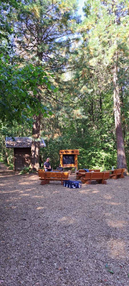 Ein Ausbilder sitzt im "Waldklassenzimmer"