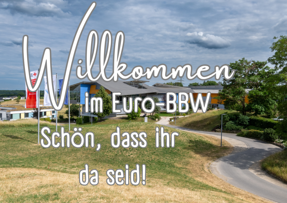 Foto vom Haupteingangsbereich des Euro-BBW mit dem Schriftzug "Willkommen im Euro-BBW, Schön, dass ihr da seid!"
