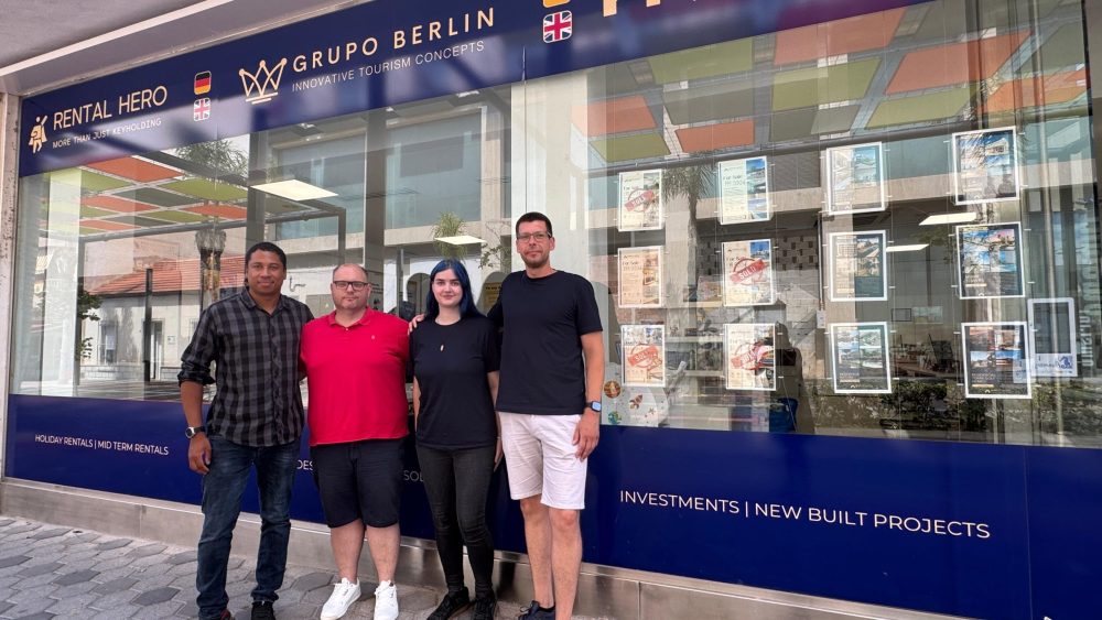 Gruppenfoto vor "Rental Hero"