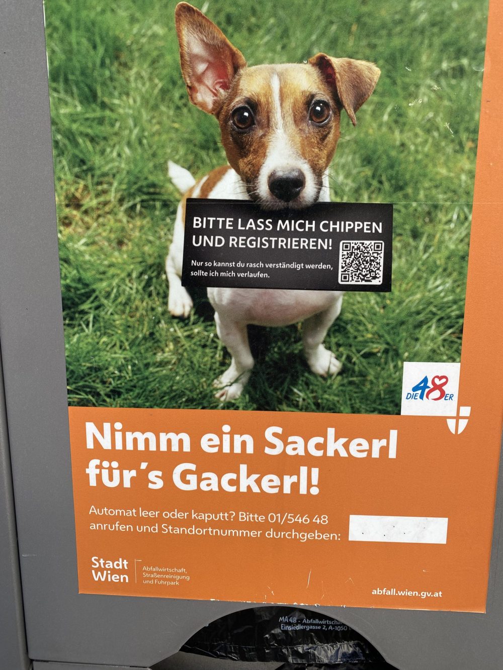 Ein Plakat mit der Aufschrift "Nimm ein Sackerl für's Gackerl" (Werbung für Hundekottüten)