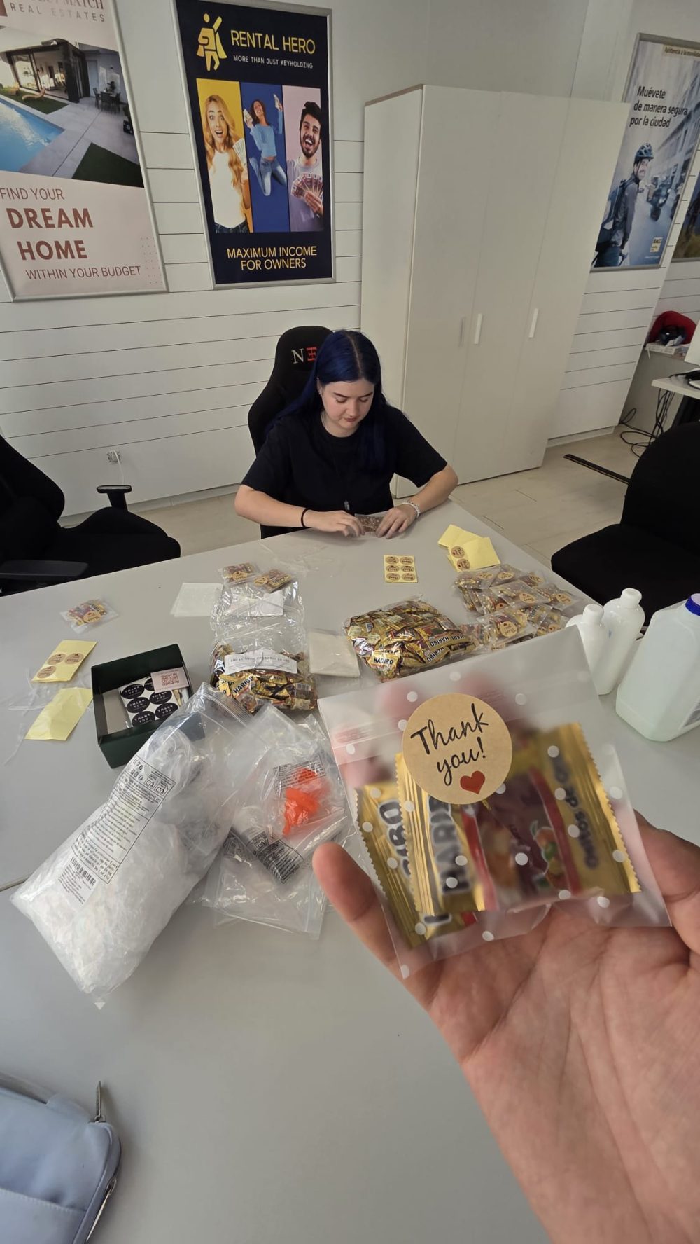 John und Lilly verpacken Willkommenspäckchen