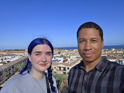 John und Lilly mit Blick auf Los Alcázares