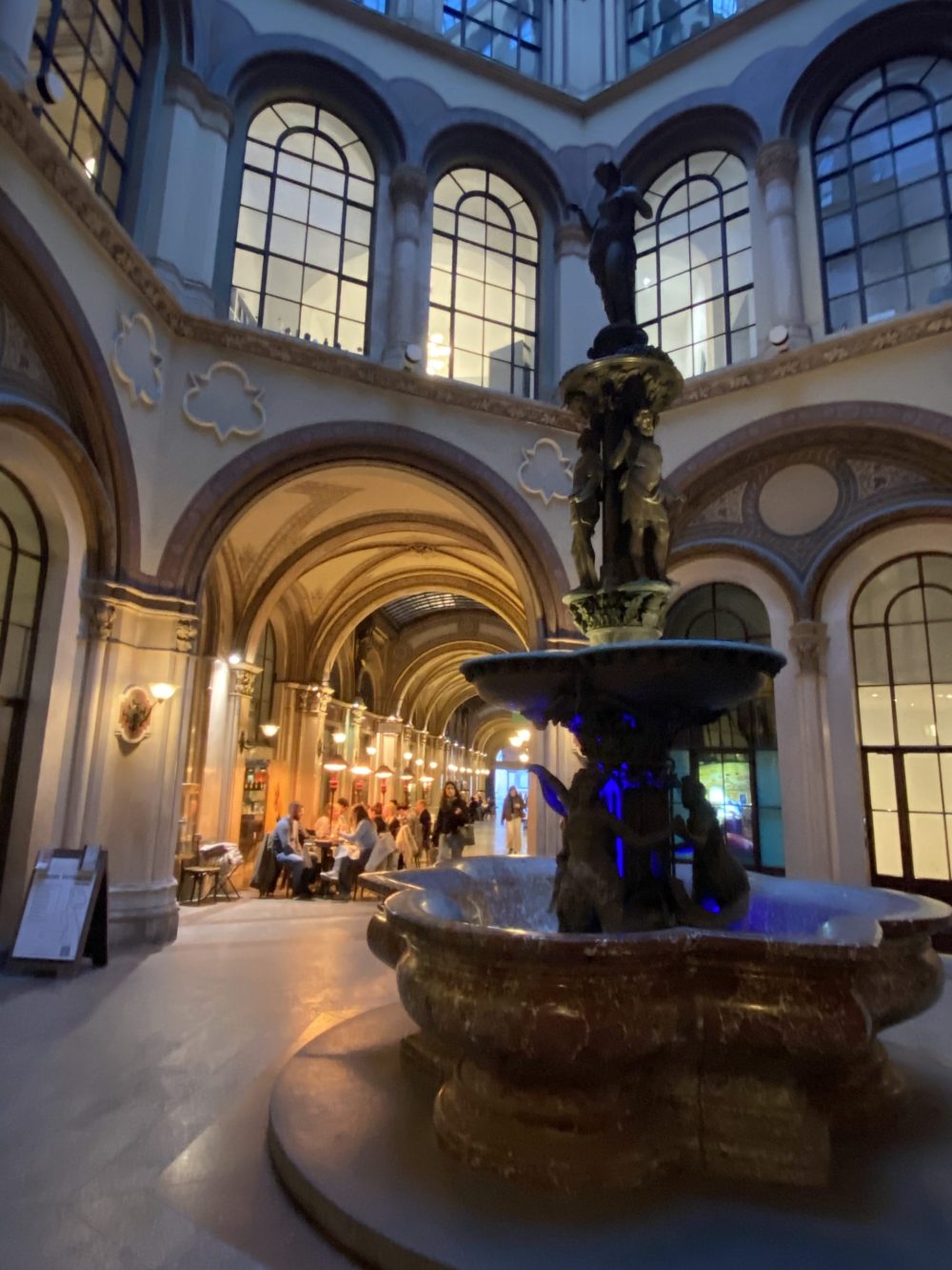 Der Donaunixenbrunnen