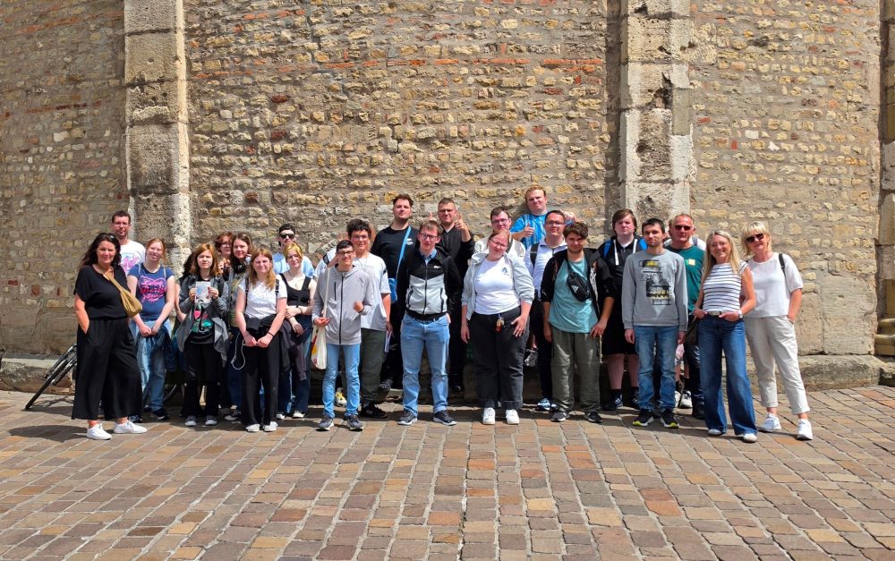 Ein Gruppenfoto vor dem Trierer Dom