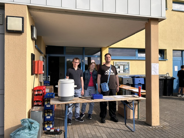 Drei Personen am Versorgungsstand