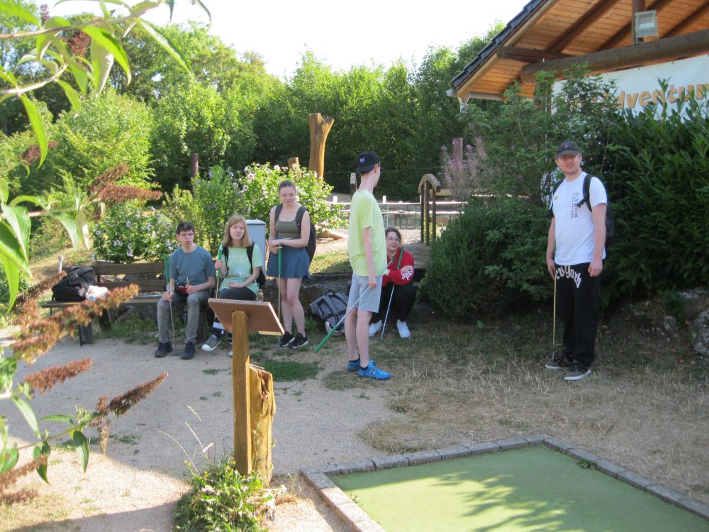 Gruppenfoto der Auszubildenden an der Minigolfanlage
