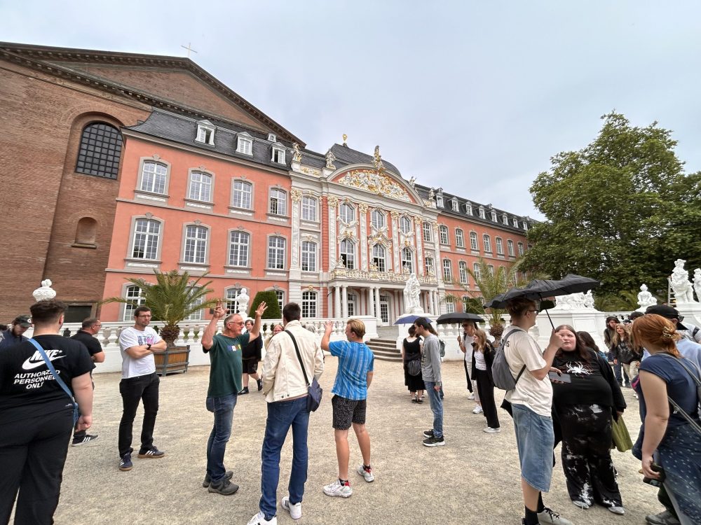 Die ganze Gruppe vor dem Kürfürstlichen Palais in Trier