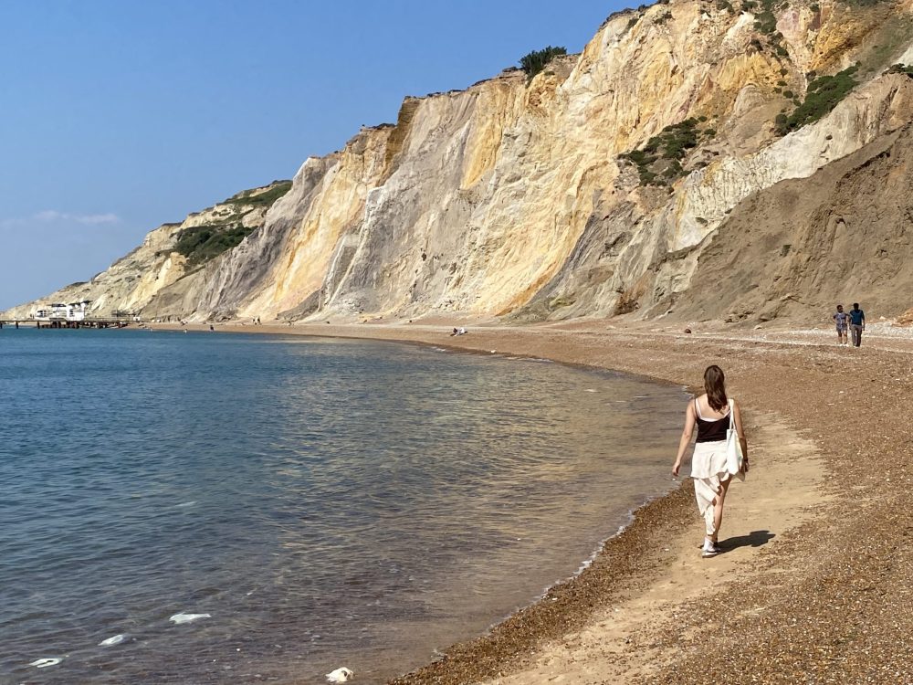 Die berühmten mehrfarbigen Sandklippen von Alum Bay an der Westküste der Isle of Wight
