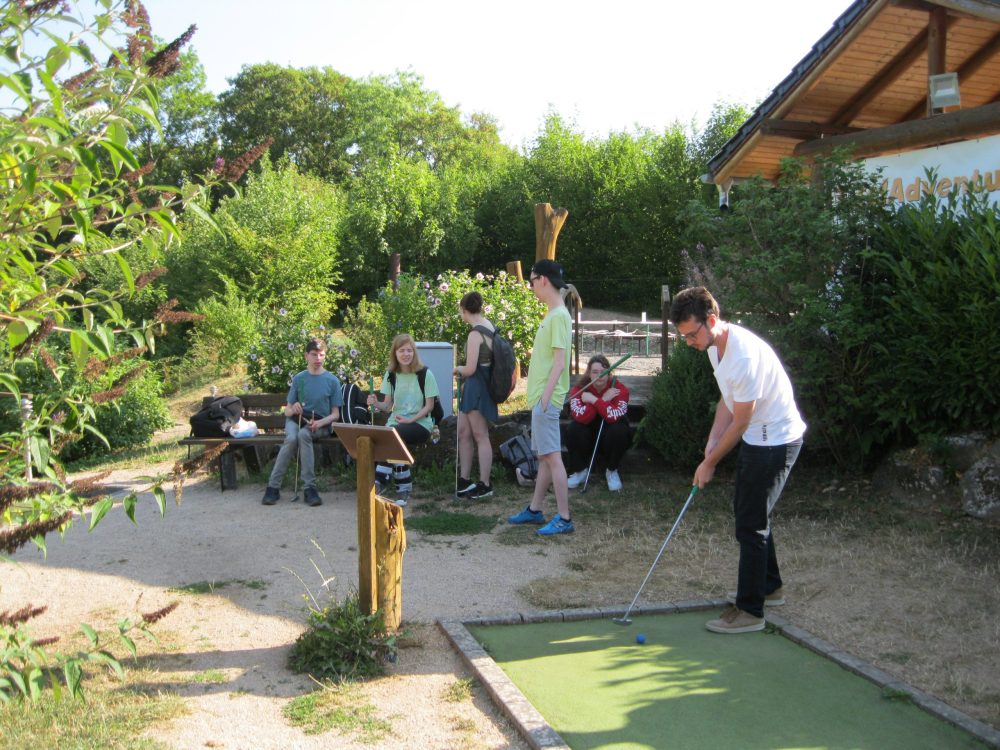 Gruppenfoto der Auszubildenden an der Minigolfanlage