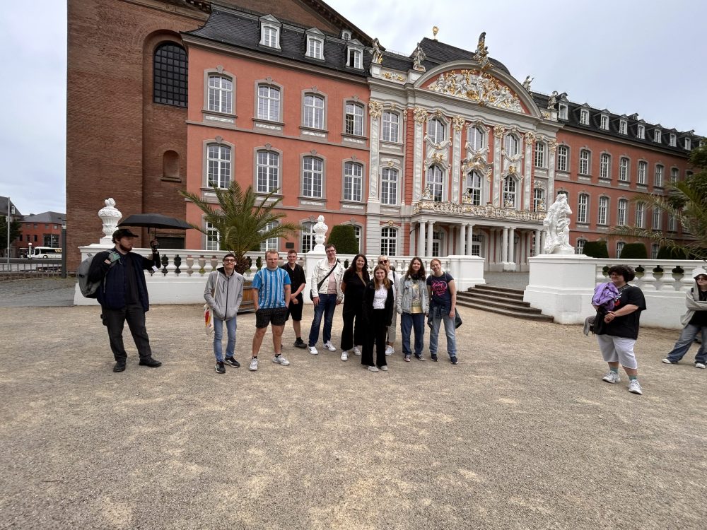 Die gesamte Gruppe vor dem Kurfürstlichen Palais in Trier