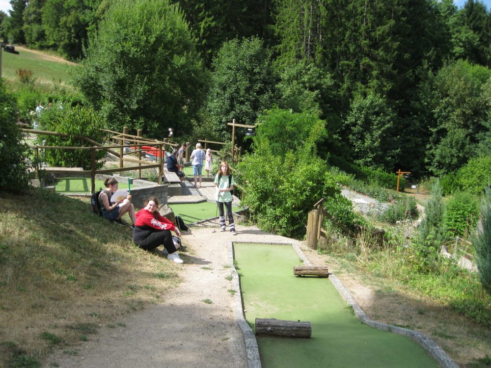 Mehrere Personen an der Minigolfanlage