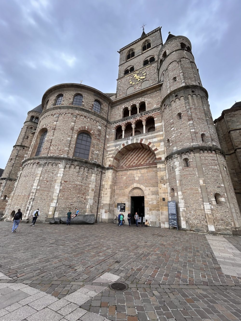 Der Trierer Dom von außen