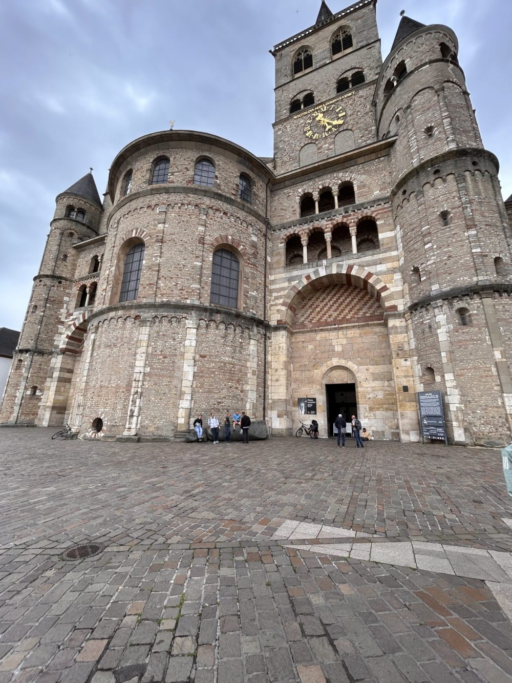 Der Trierer Dom von außen