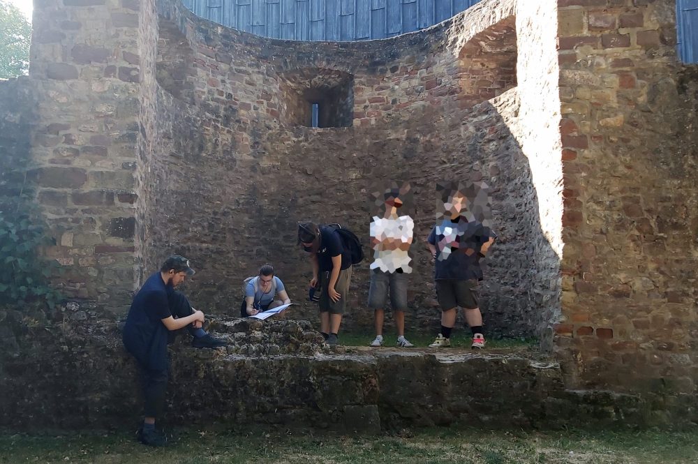 fünf Teilnehmende beim Rätsellösen bei den Kaiserthermen