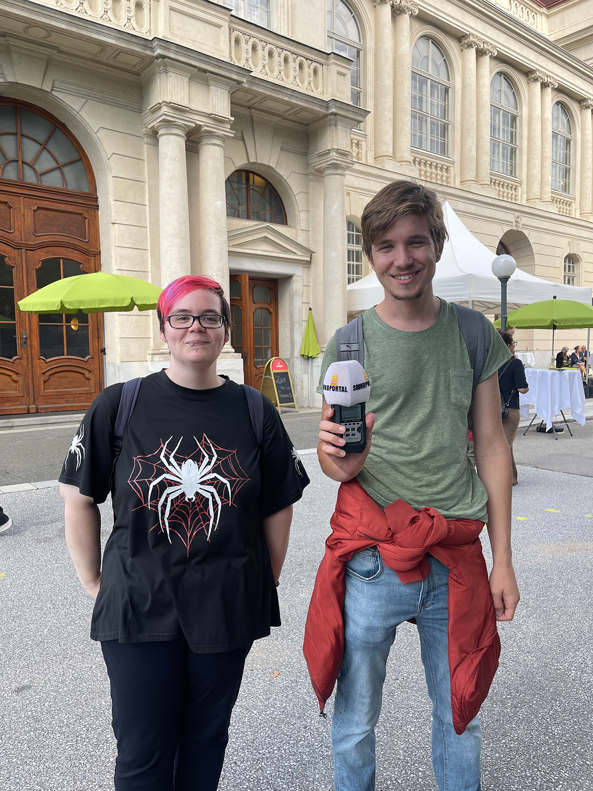 Thalia mit ihrem Kollegen von Radio Soundportal