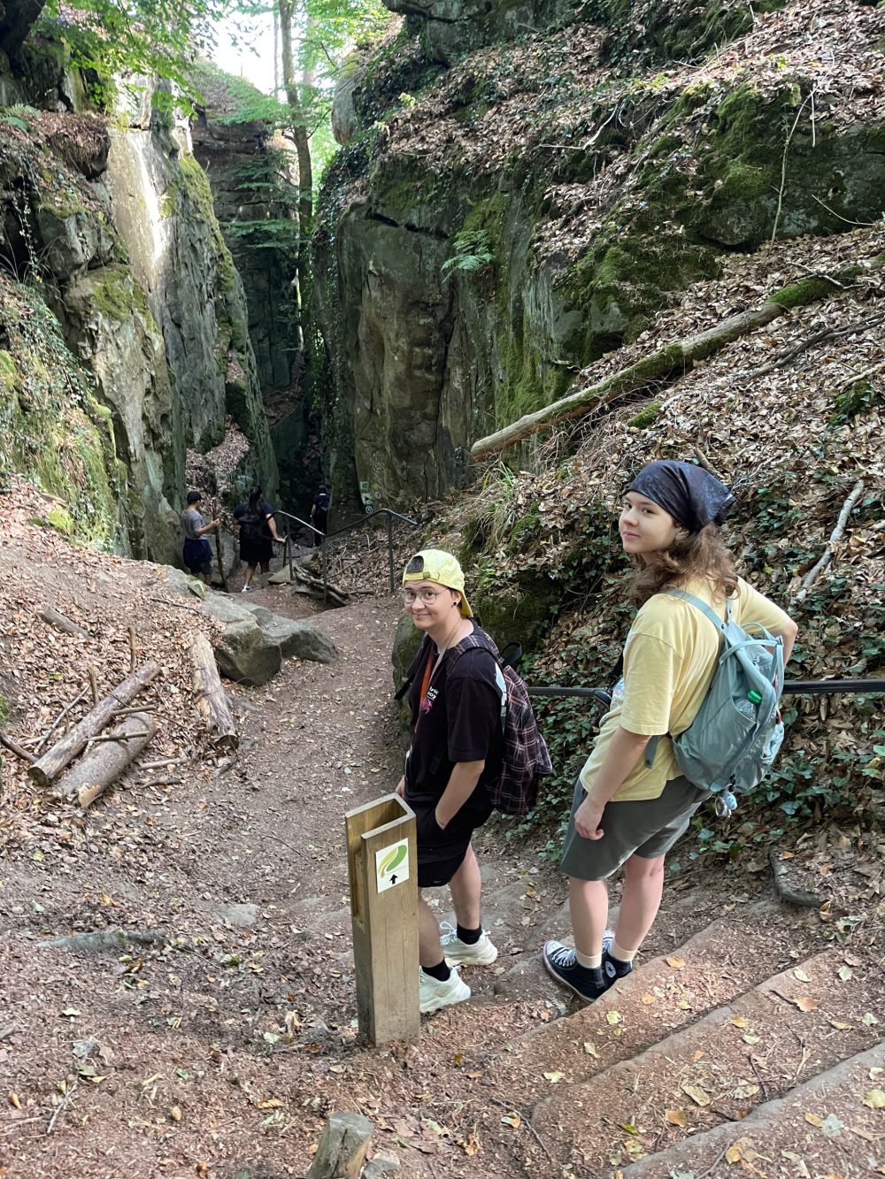 zwei Personen auf dem Weg durch die Teufelsschlucht