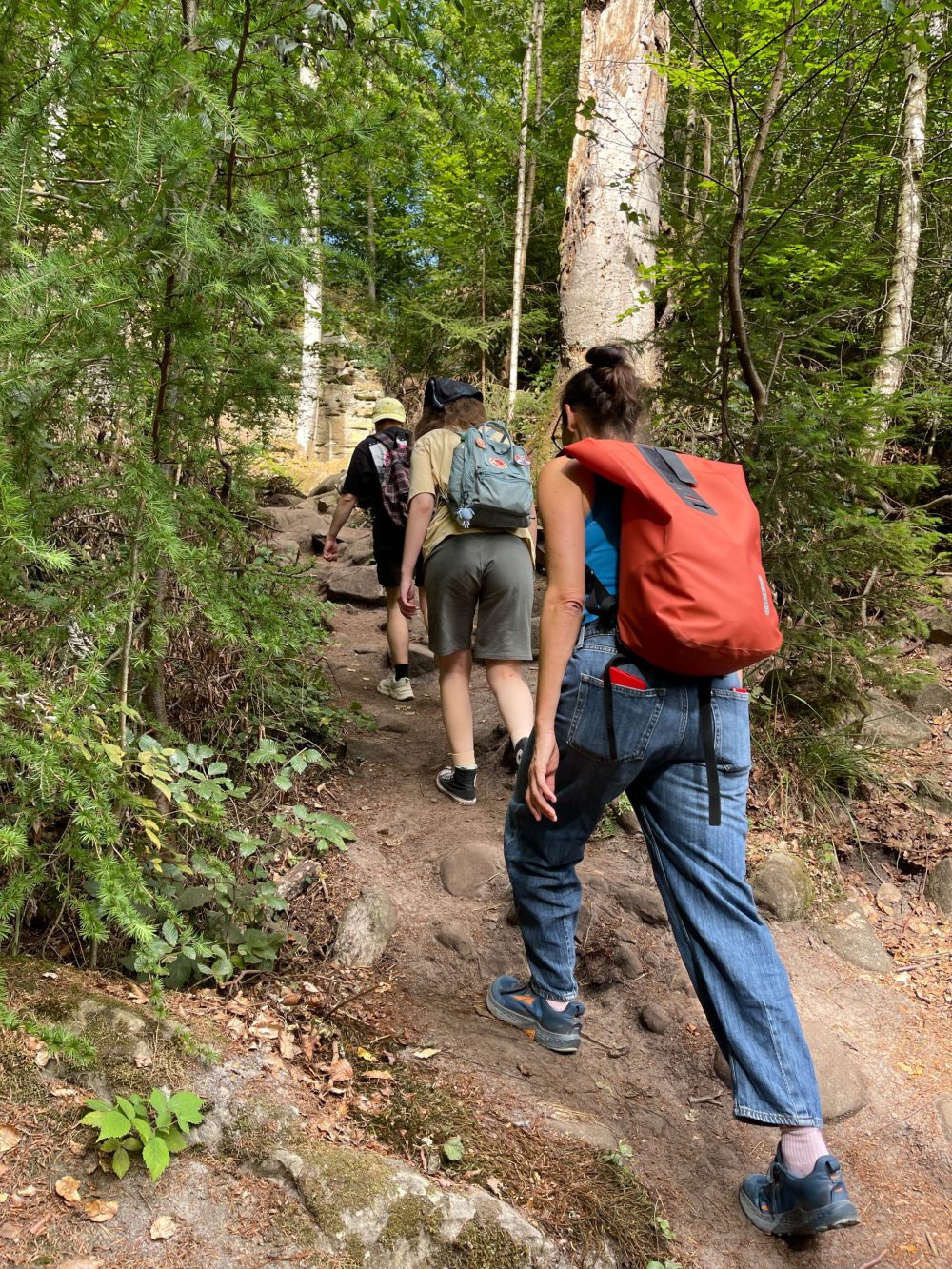 drei Personen auf dem Weg durch die Teufelsschlucht