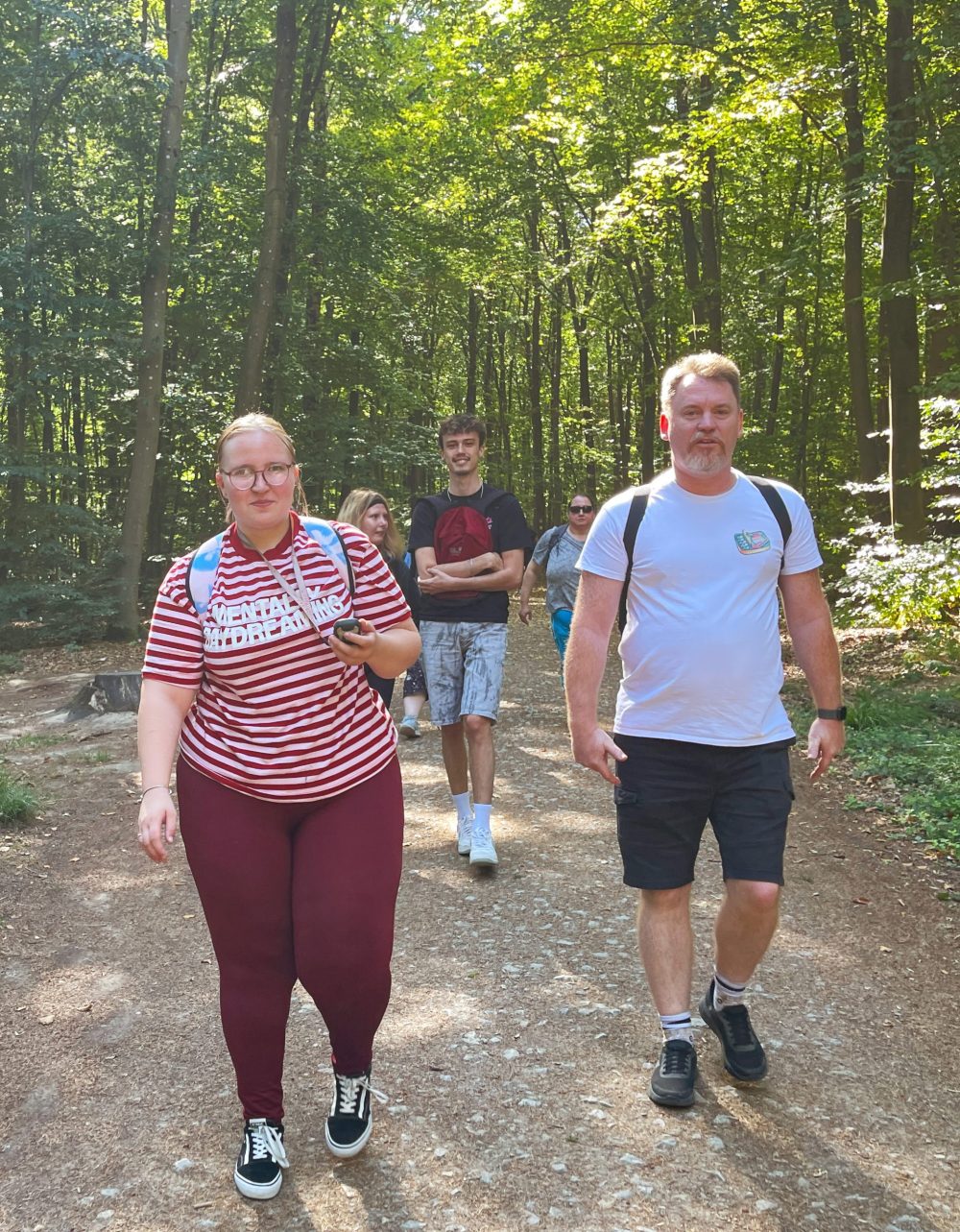 fünf Personen auf dem Weg durch die Teufelsschlucht