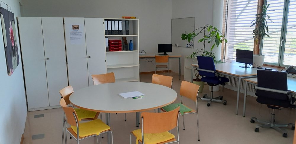 Der Focusroom mit einem runden Besprechungstisch von innen