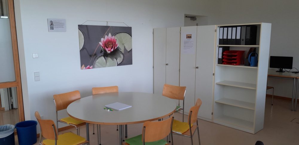 Der Focusroom mit einem runden Besprechungstisch von innen