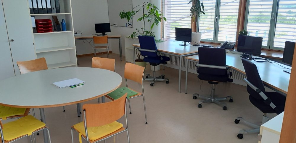 Der Focusroom mit einem runden Besprechungstisch von innen