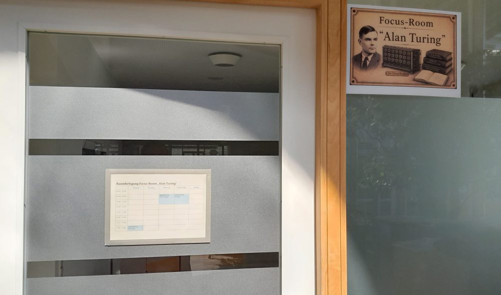Eingang mit Türschild "Focus-Rom Alan Turing"