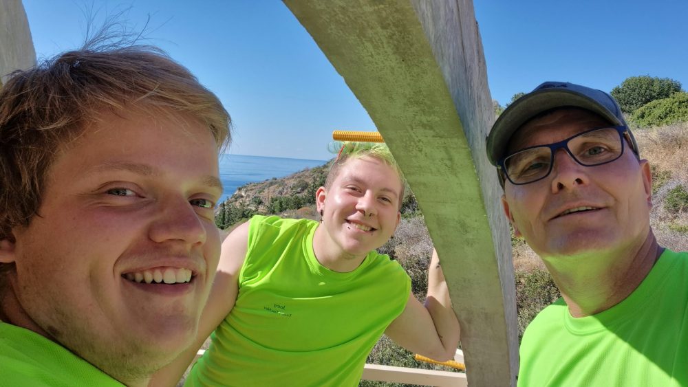 Selfie von zwei Tischler-Azubis und unserem Kollegen Michael