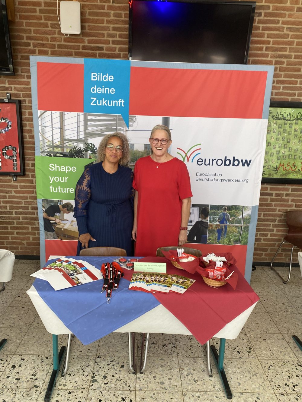 Zwei Mitarbeiterinnen des Euro-BBW am Infostand