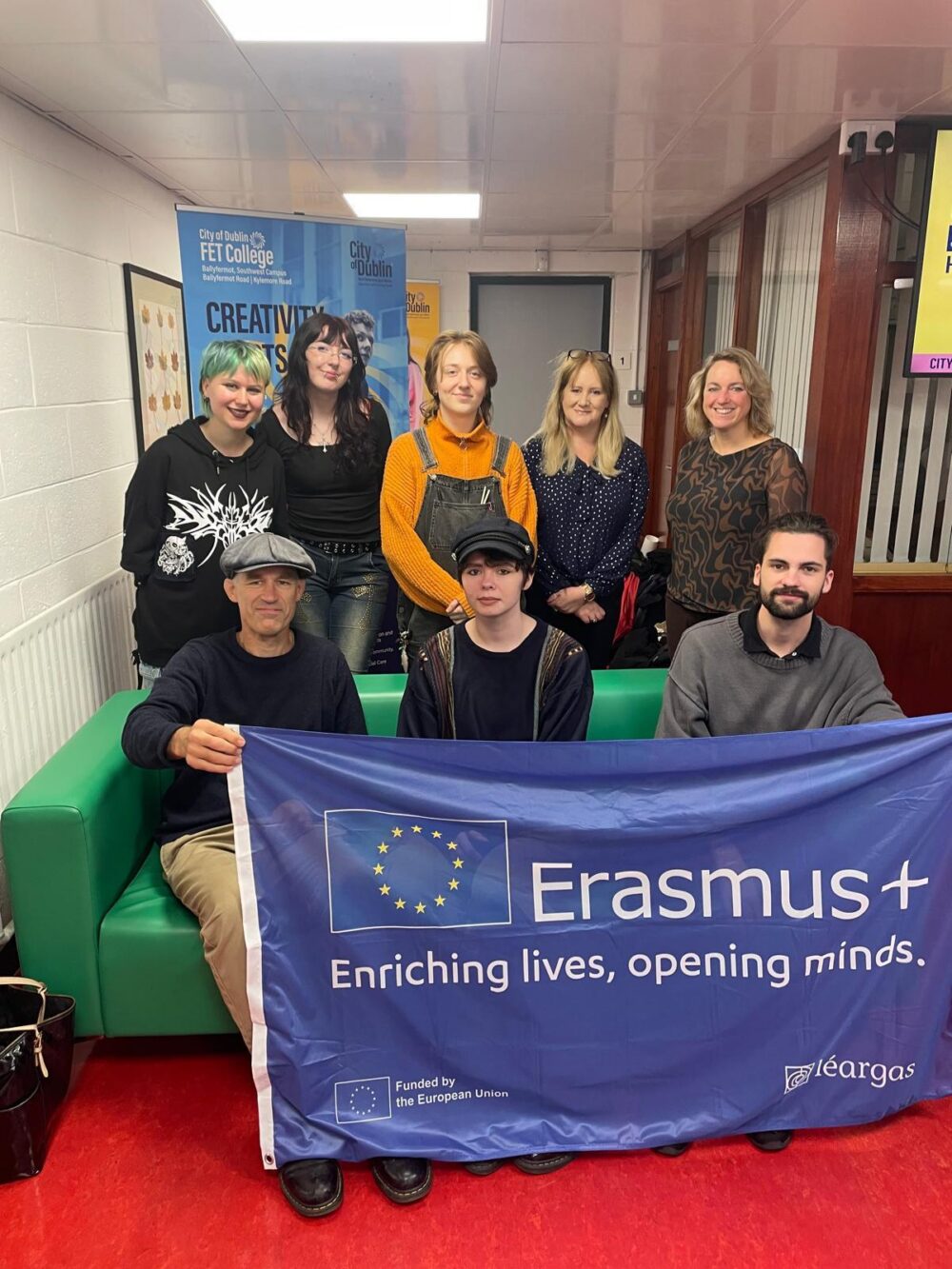unsere Gruppe mit der blauen Erasmus+-Flagge