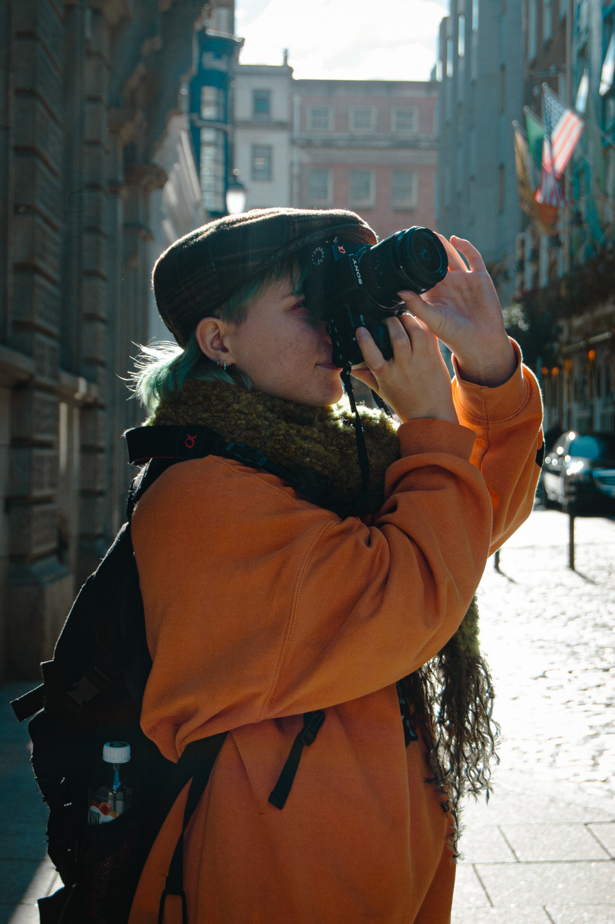 eine Person fotografiert in den Straßen von Dublin