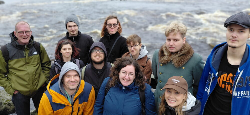 Gruppenfoto von allen am Wasser