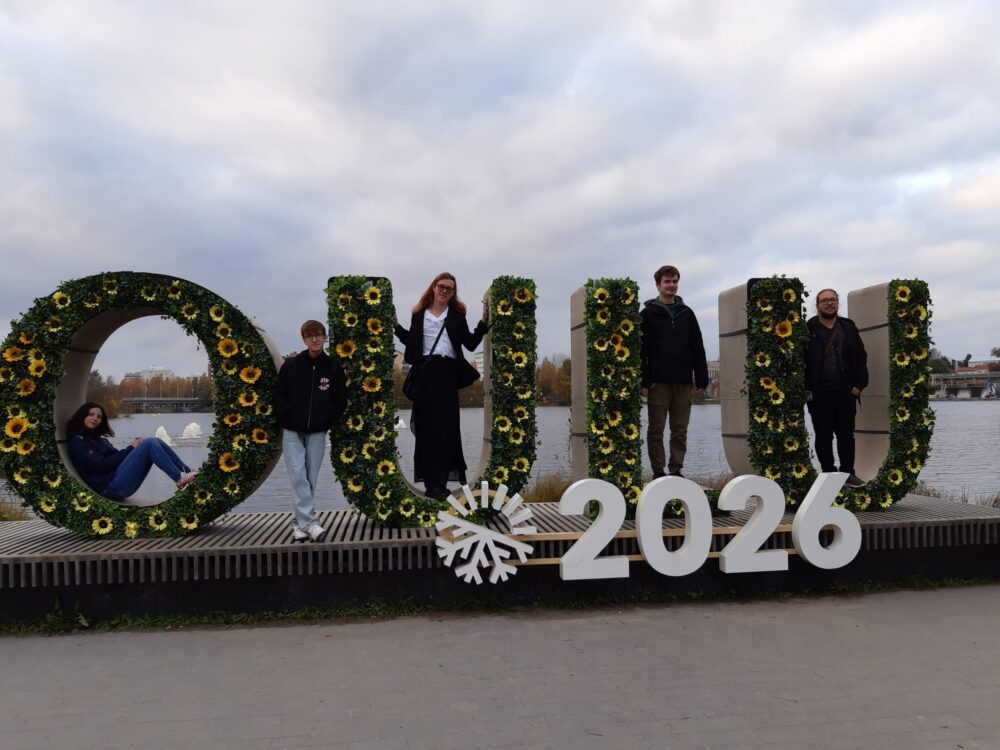 Gruppenfoto vor dem Schriftzug "Oulu"