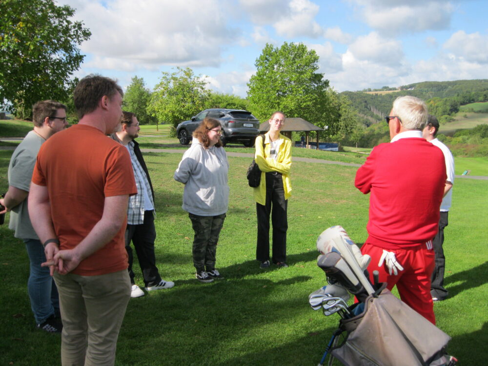 Einweisung der Gruppe auf dem Golfplatz