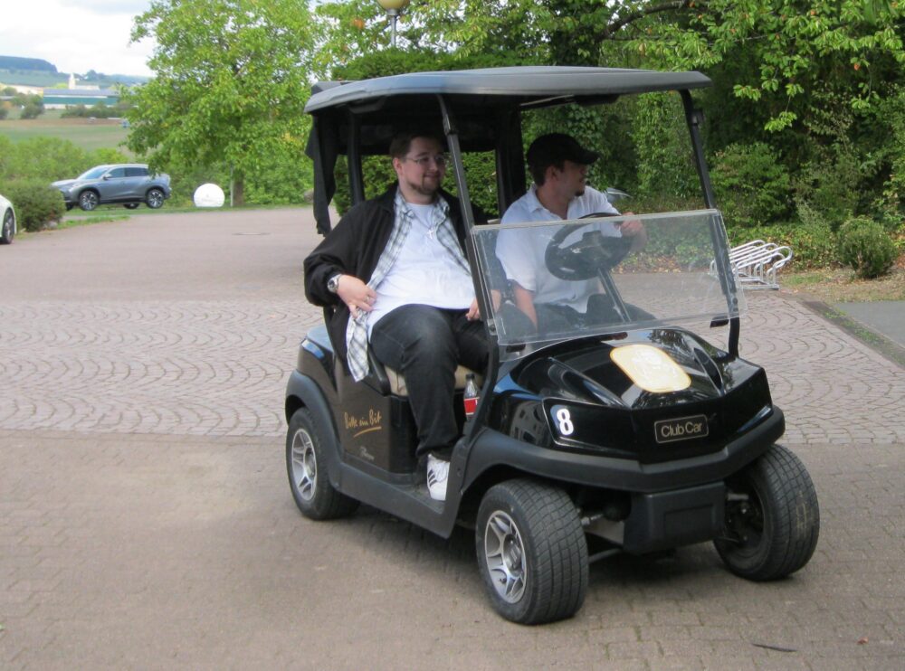 Zwei Auszubildende im Golf Cart